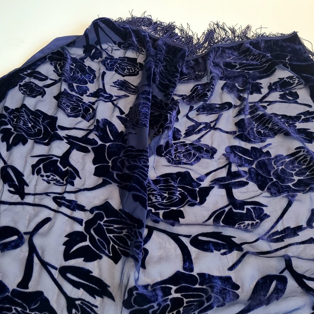 Dark blue shawl/wrap/cover with velvet roses. - Picture 6 of 8